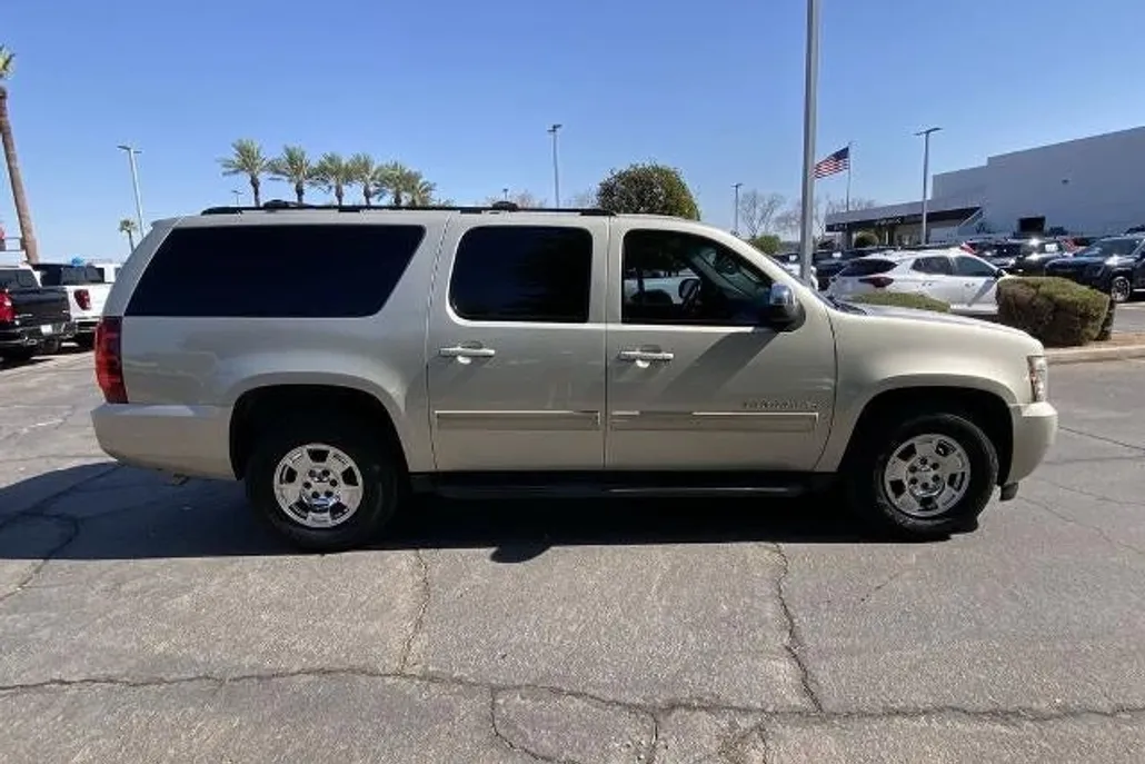 2014 Chevrolet Suburban LS photo 1
