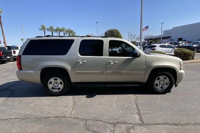 2014 Chevrolet Suburban LS photo 1