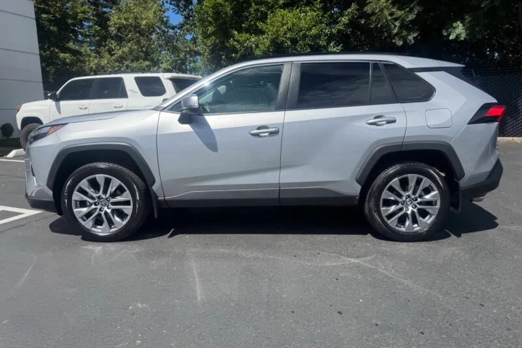2023 Toyota RAV4 XLE Premium photo 1