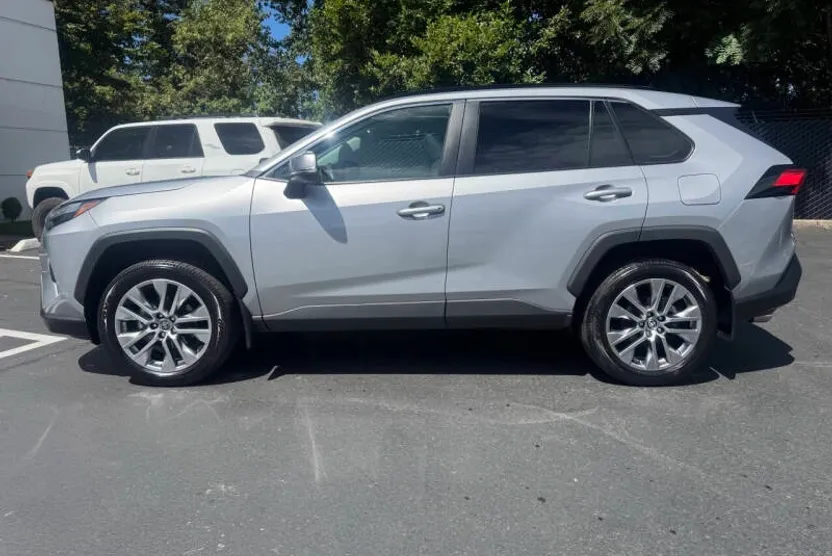 2023 Toyota RAV4 XLE Premium photo 1