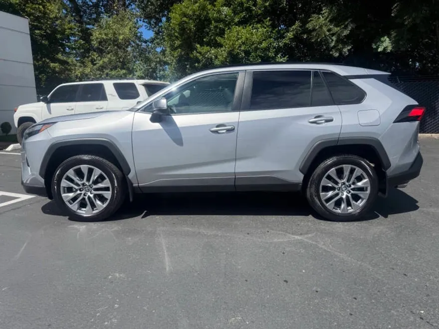 2023 Toyota RAV4 XLE Premium photo 1