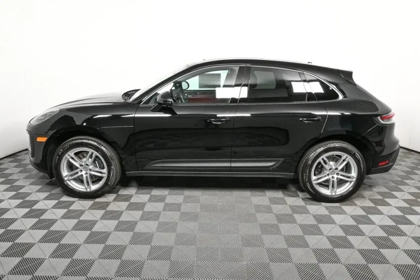 2026 Porsche Macan T photo 1