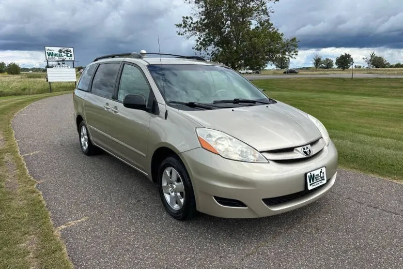 2008 Toyota Sienna LE photo 1