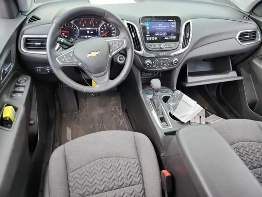 2024 Chevrolet Equinox LT photo 1