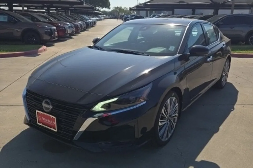 2025 Nissan Altima SL photo 1
