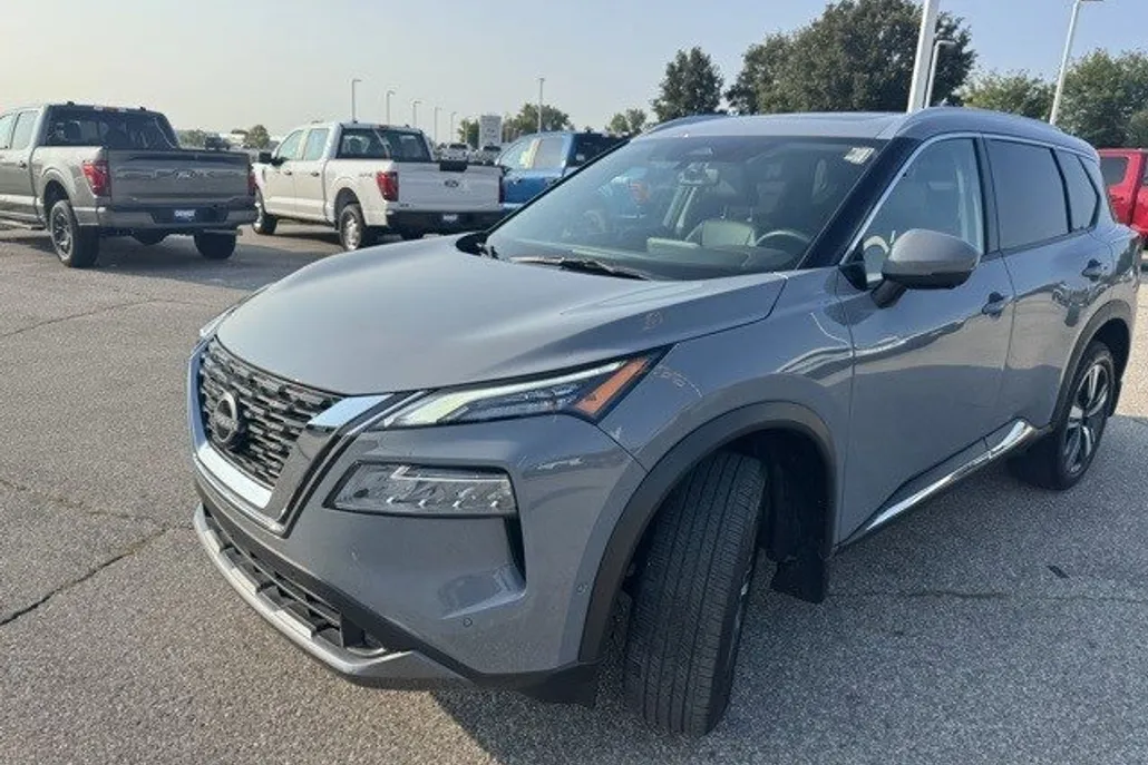 2022 Nissan Rogue SL photo 1