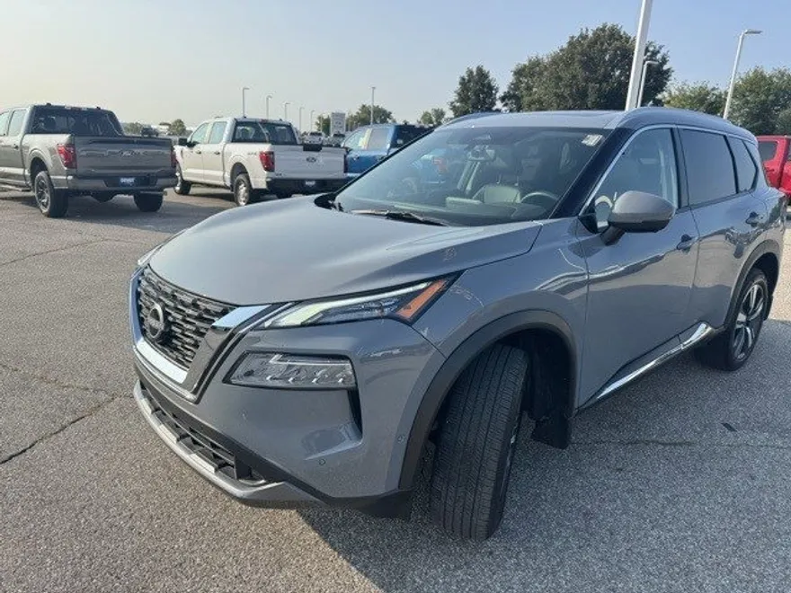 2022 Nissan Rogue SL photo 1