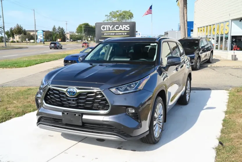 2024 Toyota Highlander Hybrid Platinum photo 1