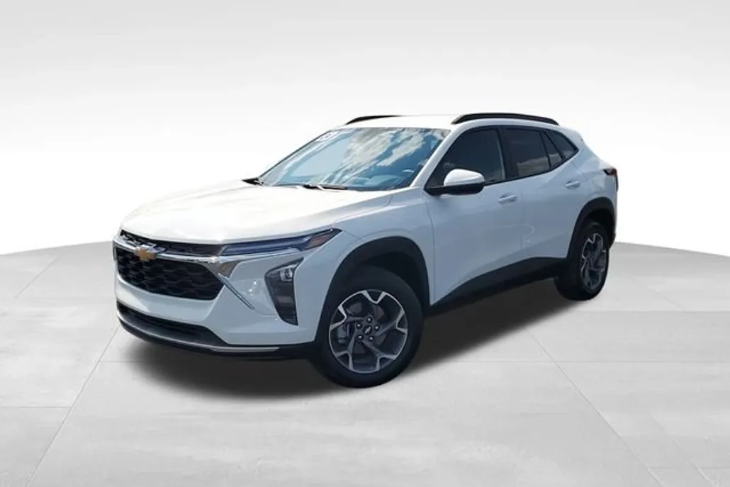 2024 Chevrolet Trax LT photo 1