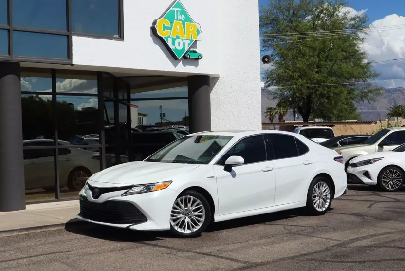 2018 Toyota Camry SE XLE Hybrid photo 1