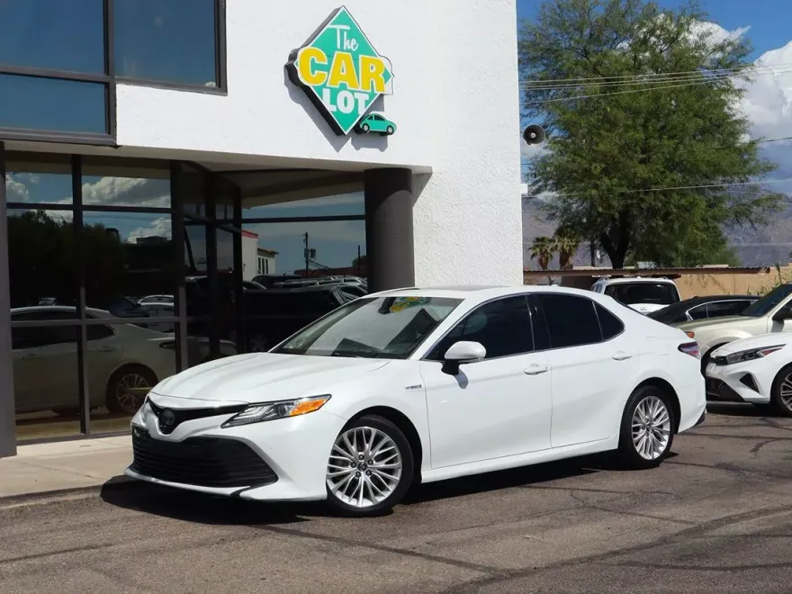 2018 Toyota Camry SE XLE Hybrid photo 1