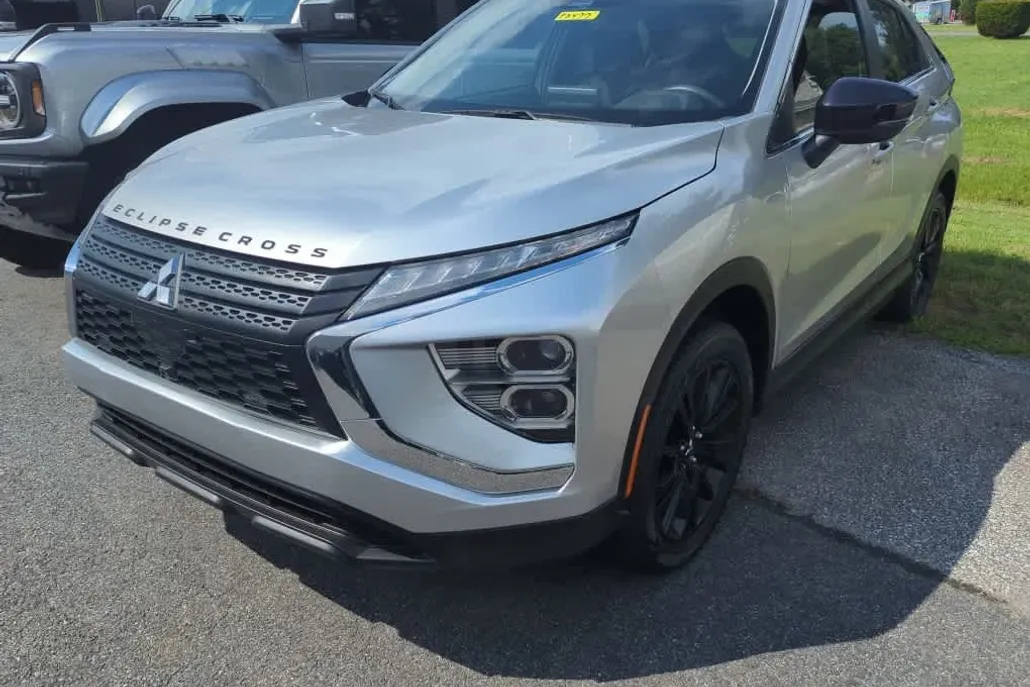 2023 Mitsubishi Eclipse Cross LE photo 1
