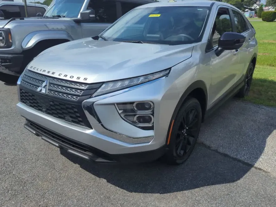 2023 Mitsubishi Eclipse Cross LE photo 1