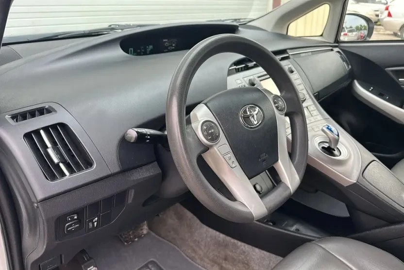 2015 Toyota Prius Five photo 1