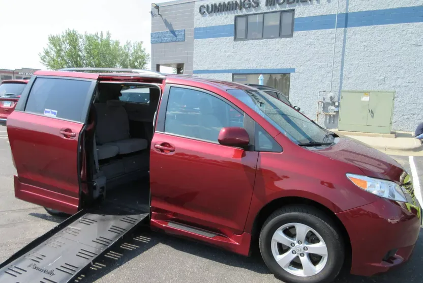 2017 Toyota Sienna LE photo 1