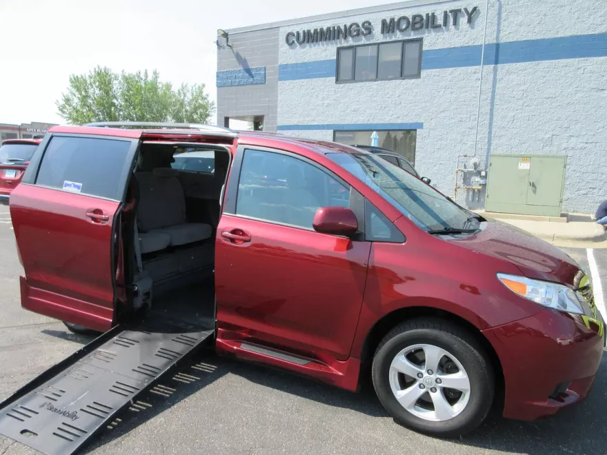 2017 Toyota Sienna LE photo 1