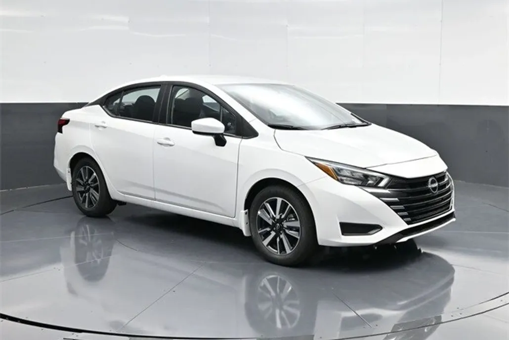 2025 Nissan Versa 1.6 SV photo 1
