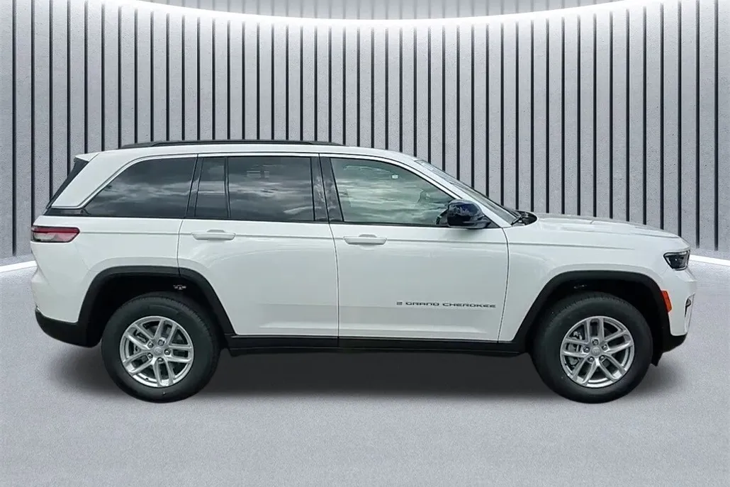 2025 Jeep Grand Cherokee Laredo photo 1