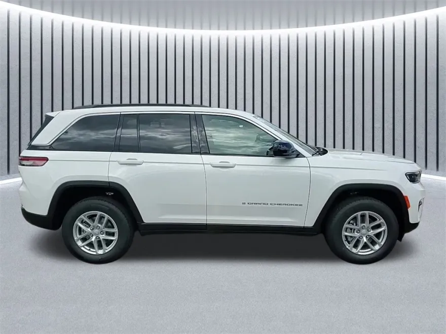2025 Jeep Grand Cherokee Laredo photo 1