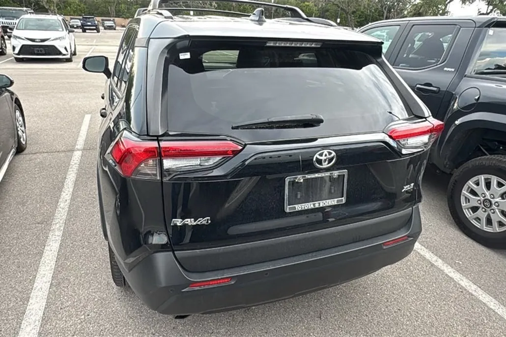 2020 Toyota RAV4 XLE Premium photo 1