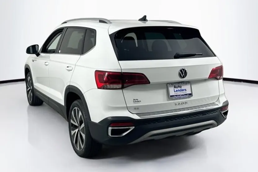 2022 Volkswagen Taos SE photo 1