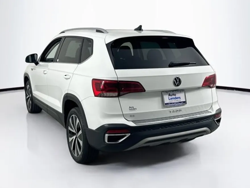 2022 Volkswagen Taos SE photo 1