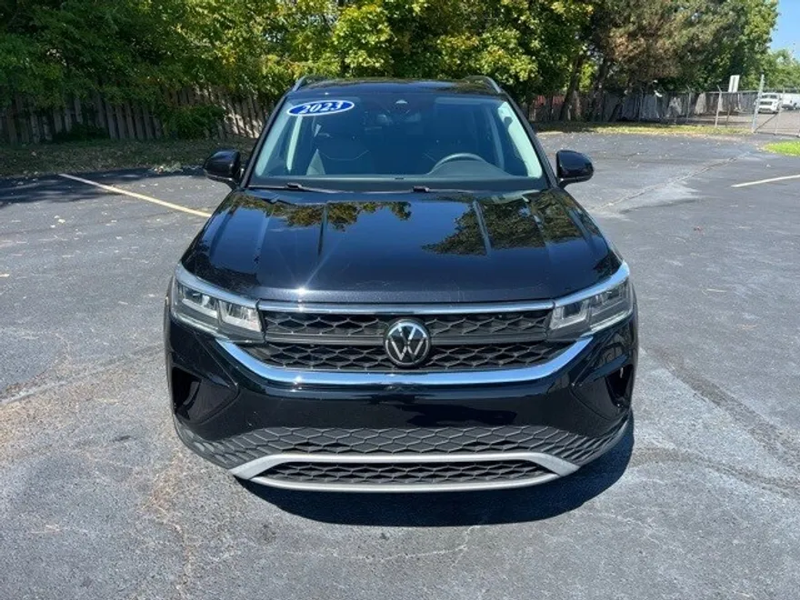 2023 Volkswagen Taos SE photo 1