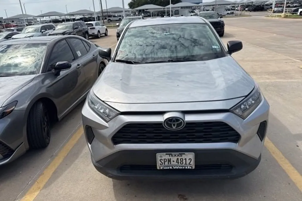2022 Toyota RAV4 LE photo 1