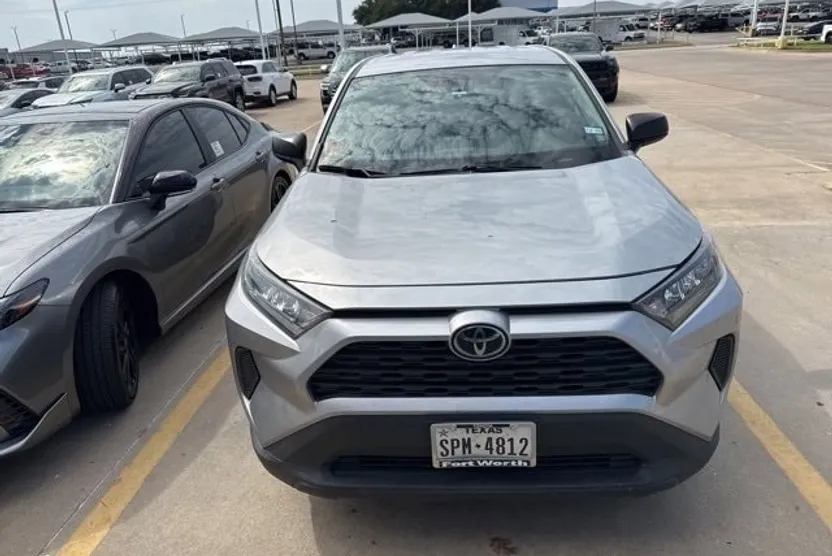 2022 Toyota RAV4 LE photo 1