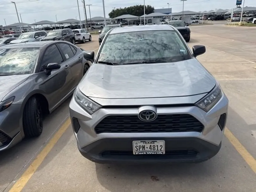 2022 Toyota RAV4 LE photo 1