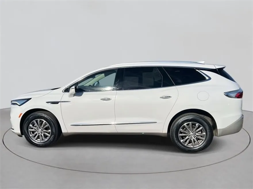 2024 Buick Enclave Essence photo 1