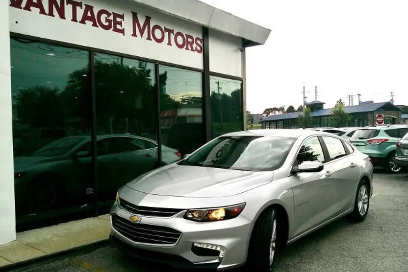 2017 Chevrolet Malibu 1LT photo 1