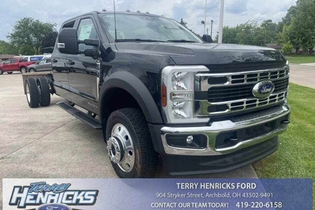 2025 Ford F-550 photo 1
