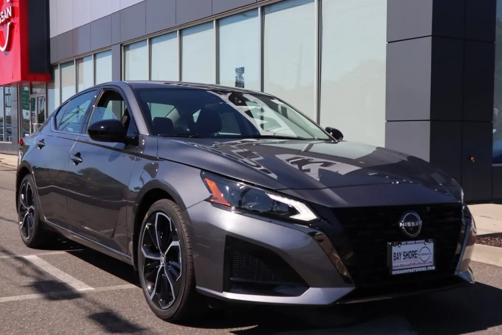2025 Nissan Altima SR photo 1