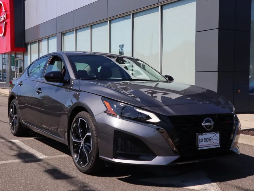 2025 Nissan Altima SR photo 1