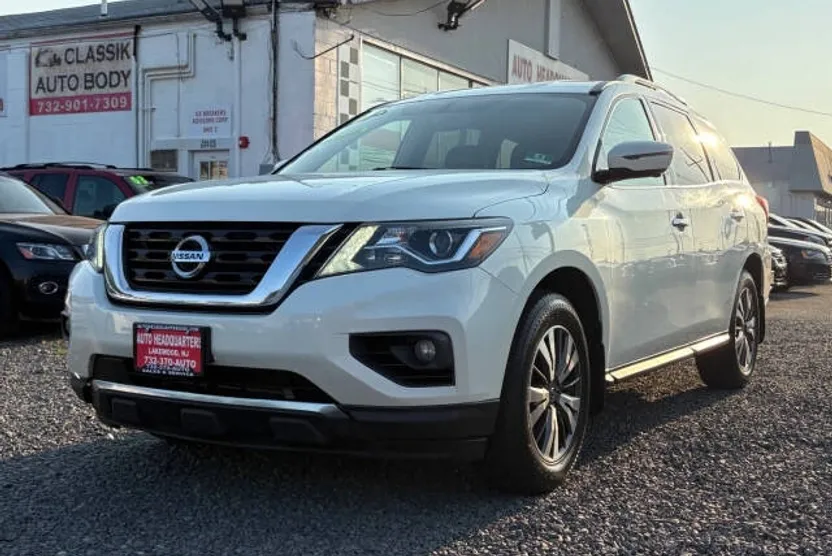2017 Nissan Pathfinder SL photo 1