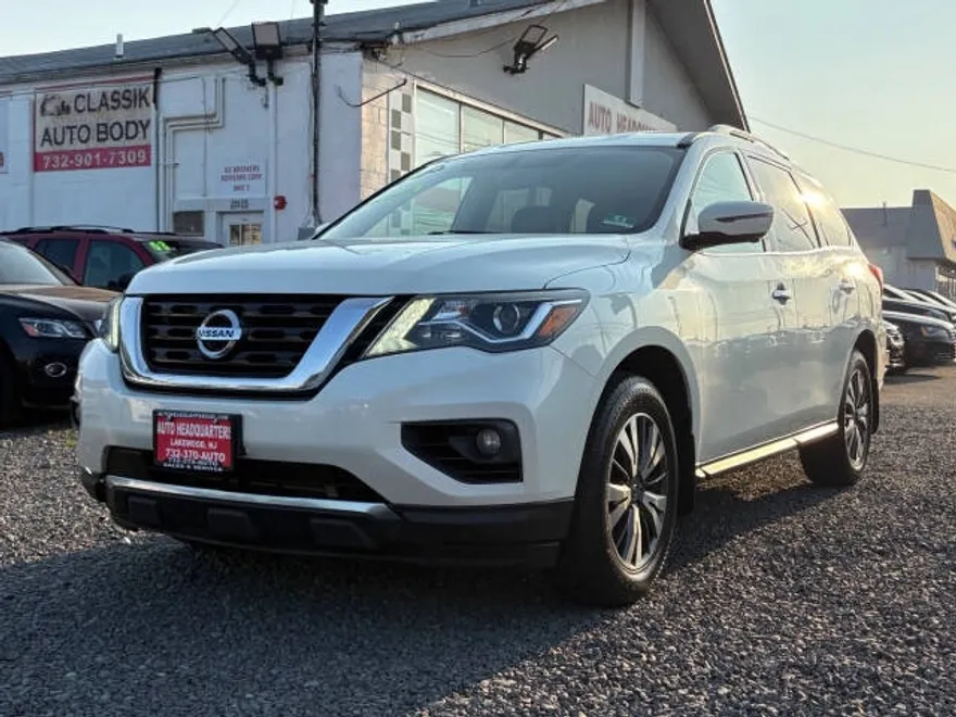 2017 Nissan Pathfinder SL photo 1