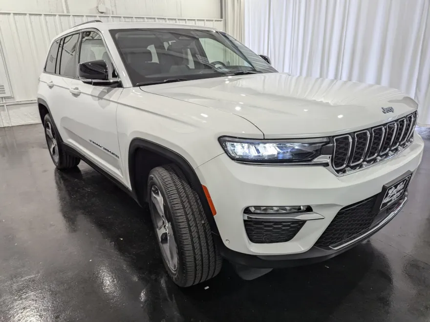 2023 Jeep Cherokee 4xe photo 1