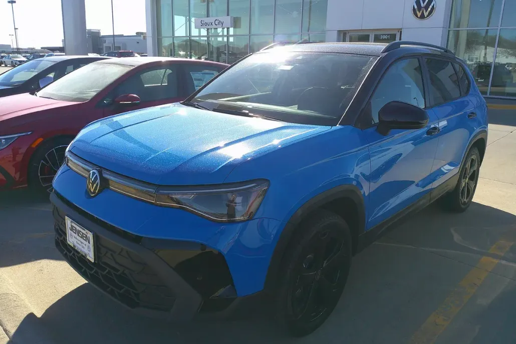 2025 Volkswagen Taos SE photo 1