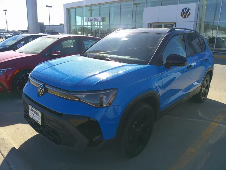 2025 Volkswagen Taos SE photo 1