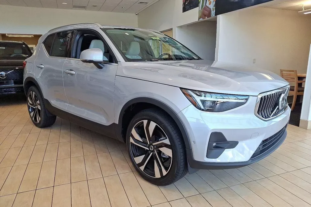 2025 Volvo XC40 photo 1