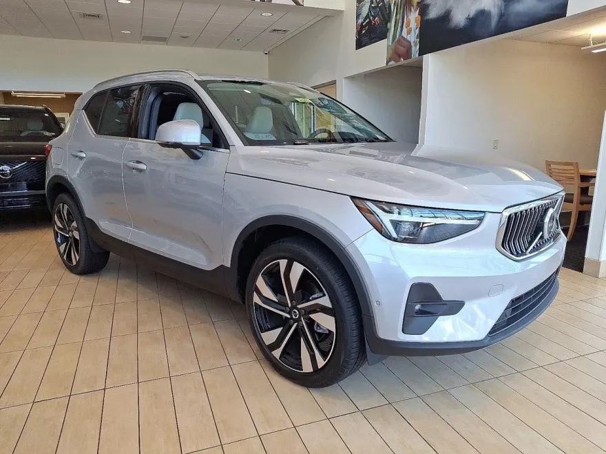 2025 Volvo XC40 photo 1