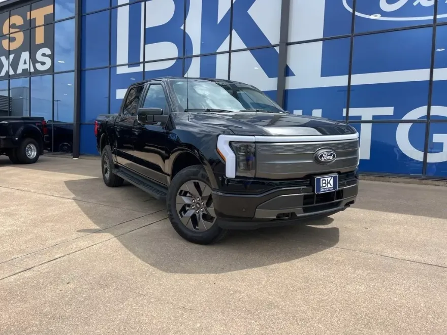 2025 Ford F-150 Lightning Lariat photo 1