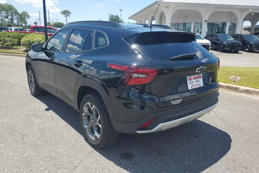 2024 Chevrolet Trax LT photo 1