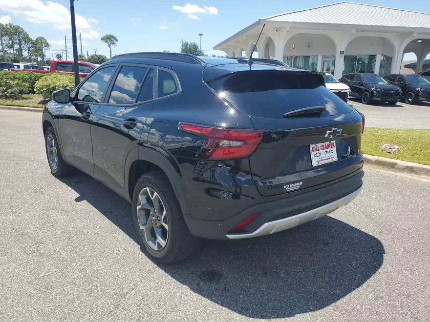 2024 Chevrolet Trax LT photo 1