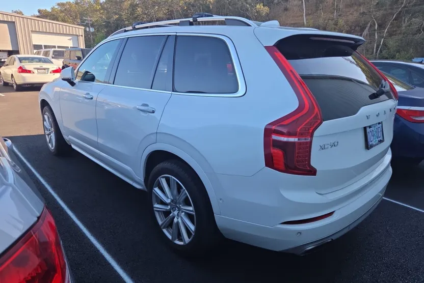 2017 Volvo XC90 Momentum photo 1