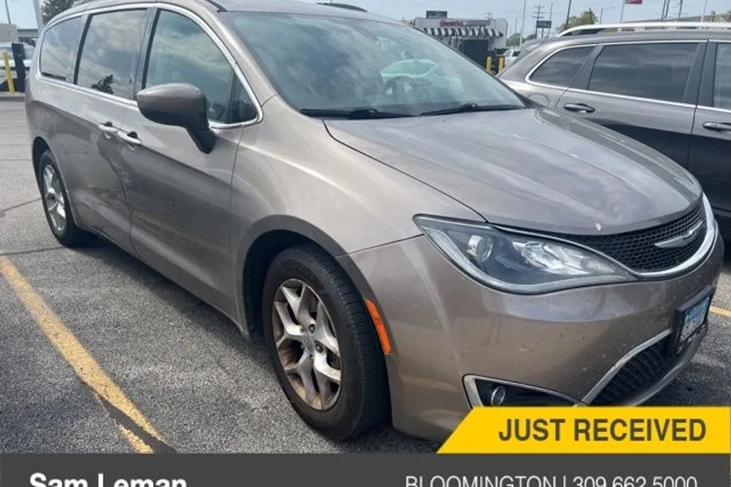 2017 Chrysler Pacifica Touring L photo 1