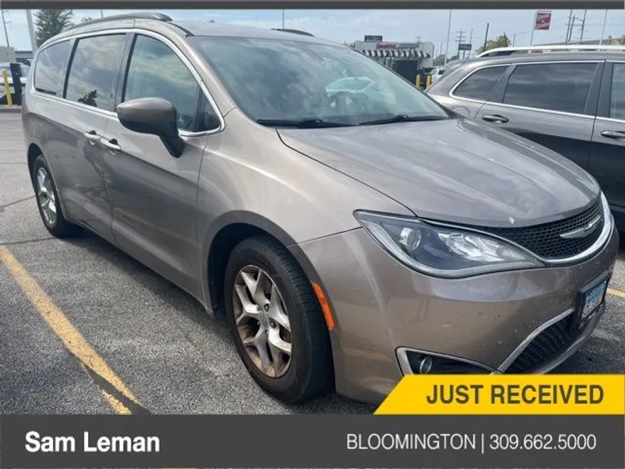 2017 Chrysler Pacifica Touring L photo 1