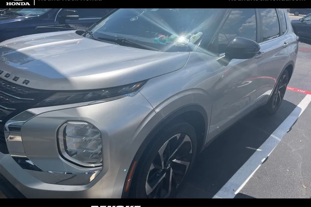 2022 Mitsubishi Outlander ES photo 1