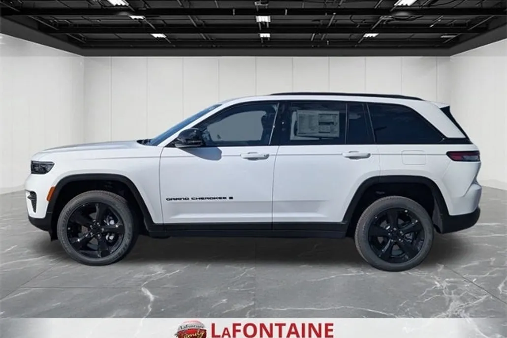 2025 Jeep Grand Cherokee Altitude photo 1